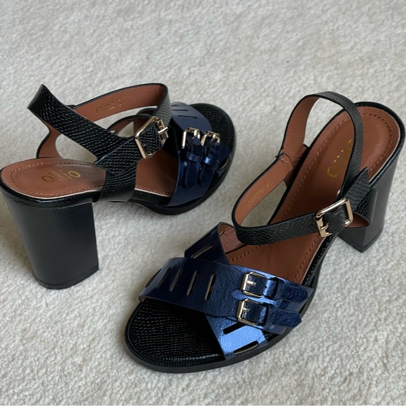 Blue Metallic Block Heel Sandal Size 6 Adjustable Buckles - Picture 5 of 5